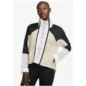 Woman’s Nike Air lightweight zip up